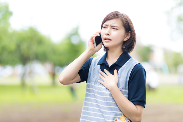 長電話する女性