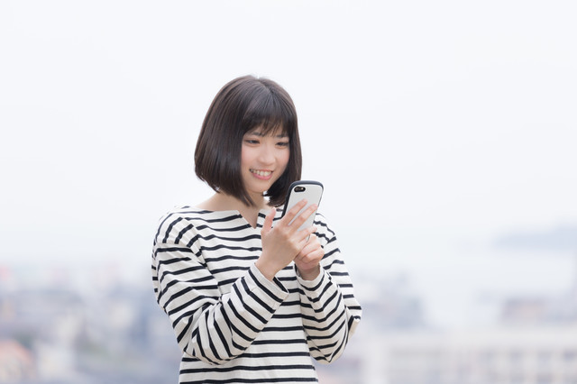 電話を掛ける女性